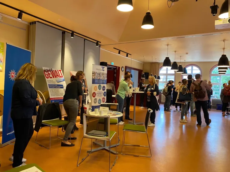 World-Caf&eacute; Tisch Pr&auml;ventionsteam der Polizei und Waage e.V.